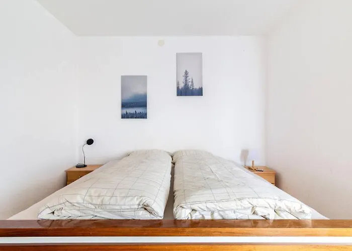 Simple Flat In Fee Apartamento